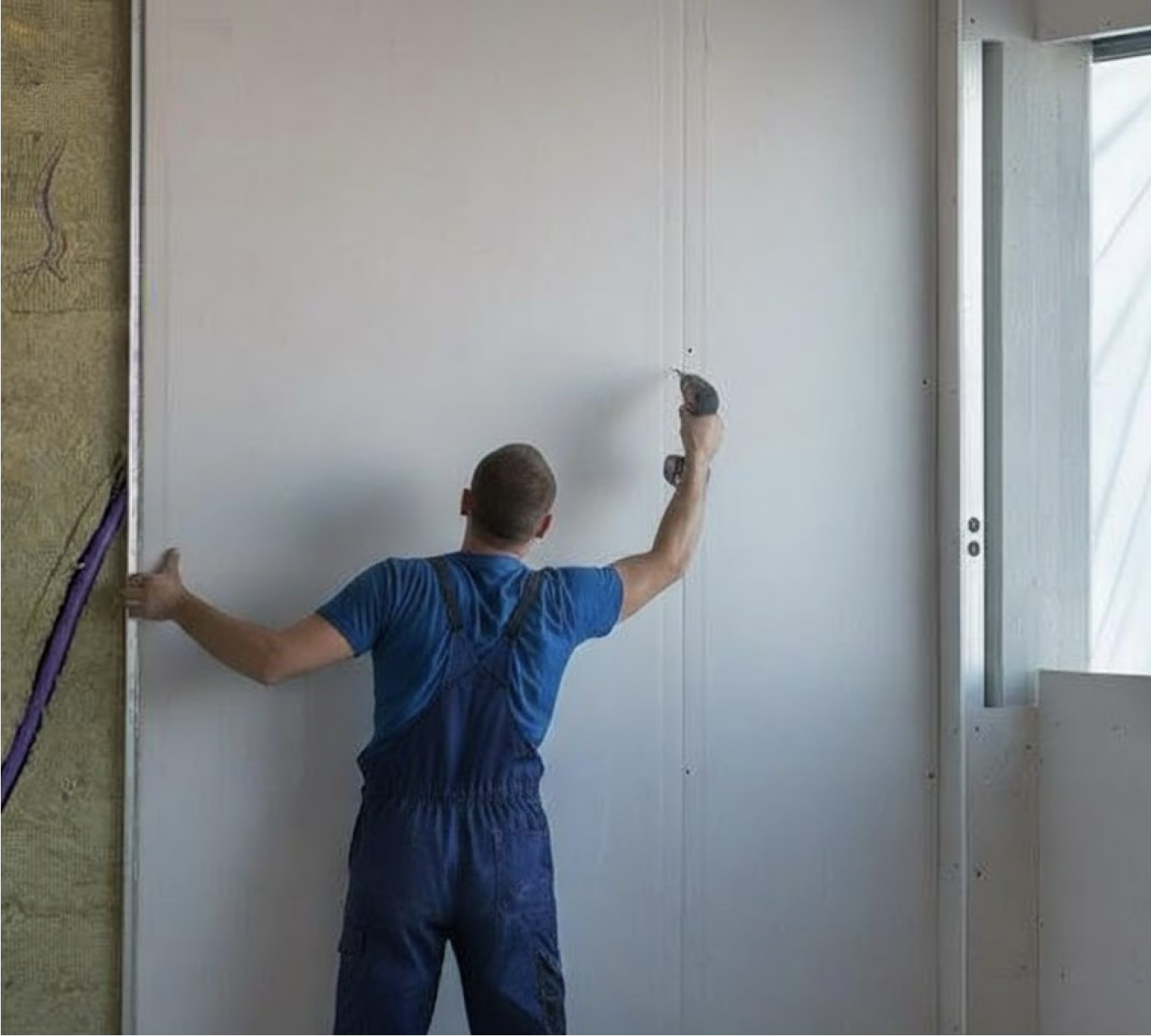 Plaquiste au travail sur un chantier de rénovation intérieure